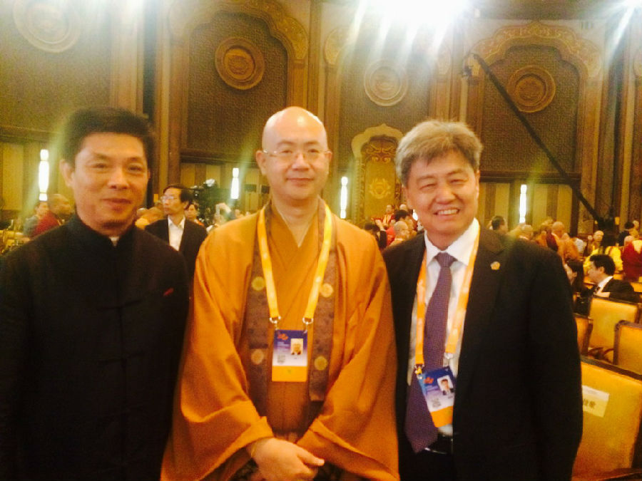 与一乘显密佛教中心（澳洲）会长胡宏波（左）、无锡市人大副主任曹锡荣（右）一起参加论坛并合影.JPG