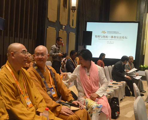 在分论坛会场与香港西方寺方丈宽运法师交流互鉴(放大后将左边蓝衬衫男子裁去留下右边幕布)_副本.jpg