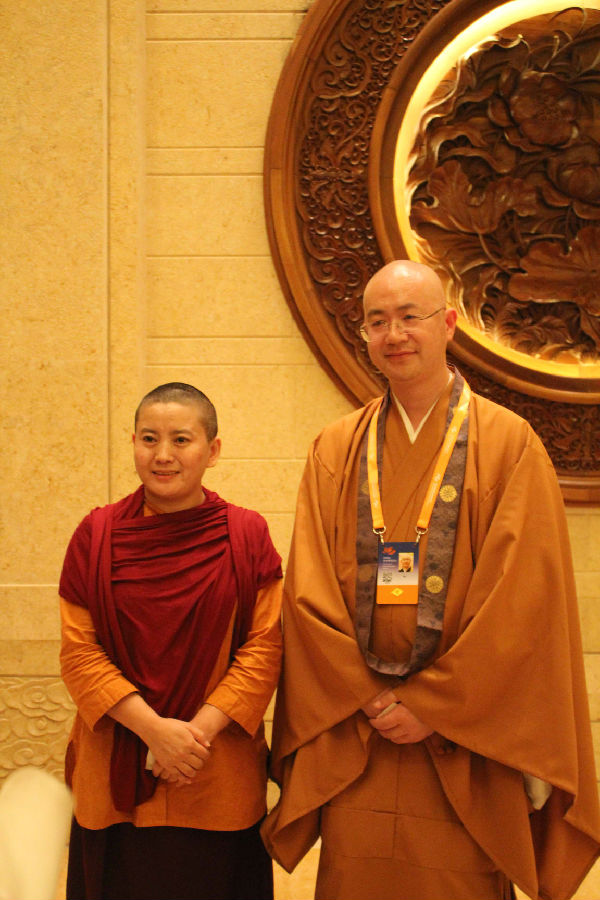 智广阿阇梨与一起参加第四届世界佛教论坛的琼英卓玛合影.JPG