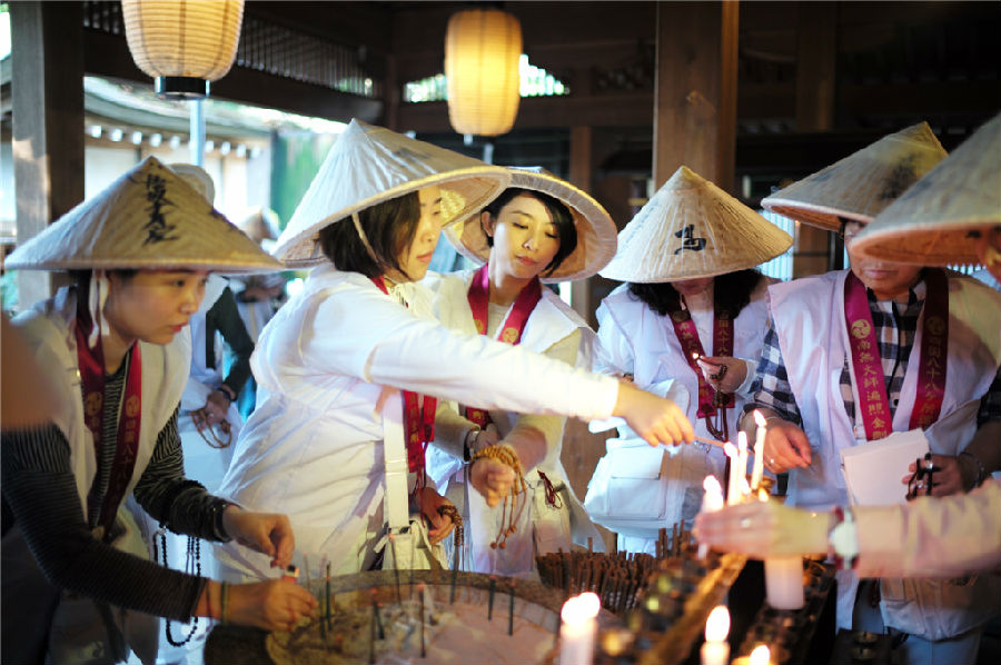 “一步一弘法”团员在第一番灵山寺上香供灯.jpg