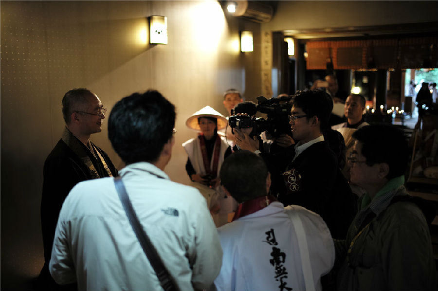日本媒体在第一番灵山寺采访智广阿阇梨.jpg