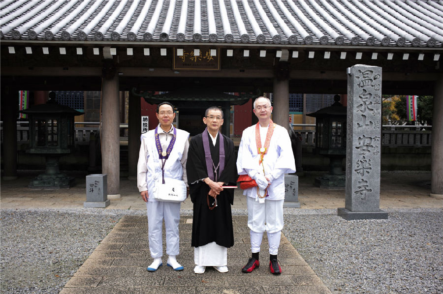 在第六番安乐寺合影 (左：牛子华 中：住持 右：智广阿阇梨).jpg