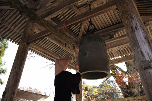 图八：智广阿阇梨在第43番明石寺撞钟祈福_副本.jpg