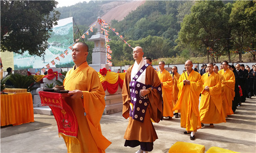 智广阿阇梨带领四众弟子绕塔.jpg