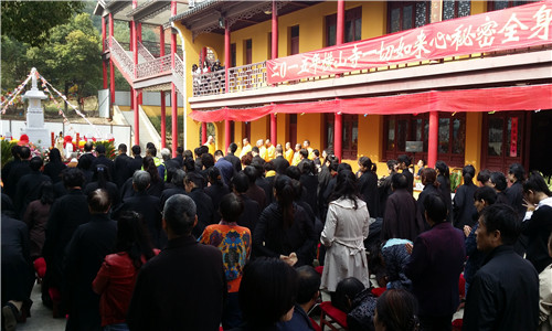 一百多位法师居士参加开光法会.jpg