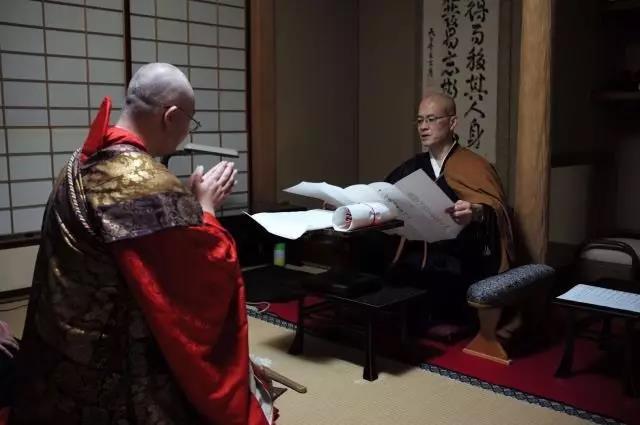 ▲武觉超大僧正为智广阿阇梨颁发受职之证.jpg