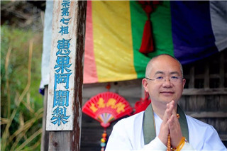 智廣阿闍梨在第36番青龍寺惠果堂前.jpg