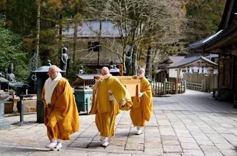 摄于高野山奥之院：为弘法大师送饭的僧众.jpg