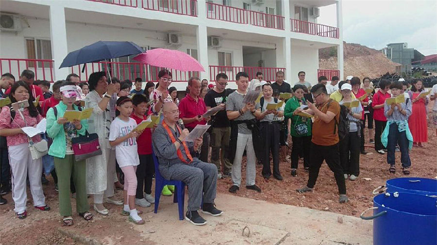 图7：智广阿阇梨带领大家念诵放生仪轨.jpg