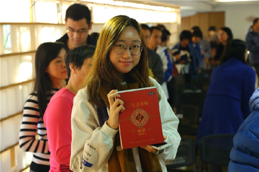 新书签售会现场排起长龙.jpg