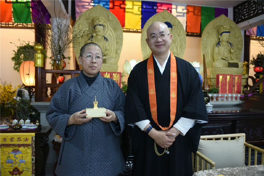 图14：智广阿阇梨向法华传教院赠送礼物.jpg