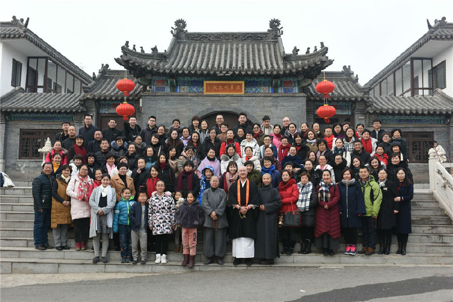 图15：智广阿阇梨与闻法的四众弟子合影.jpg