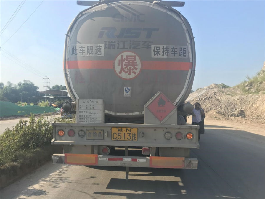 小轿车被巨型油罐暴推30米，车上四人能否生还？| 修持药师法门的感应感言